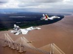 Des chasseurs russes Sukhoi de la force aérienne vénézuélienne survolent l'Orénoque