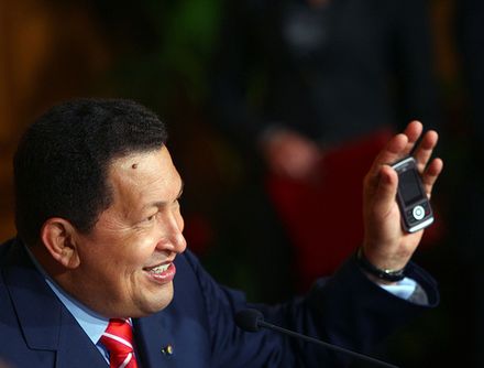Hugo Chávez présente le "Vergatario" (photo: Bernardo Londoy)