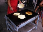 Cuisson des cachapas sur une taque