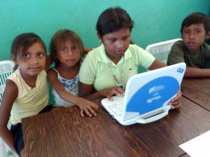 Enfants Pumé avec leur ordinateur Canaima Enfants Pumé avec leur ordinateur Canaima