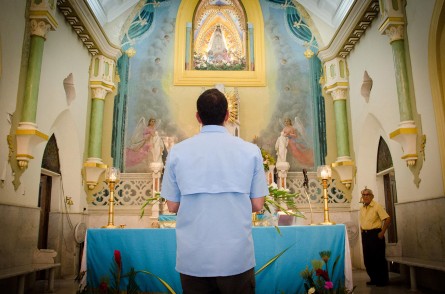 Capriles devant la Virgen del Valle, Margarita, Venezuela