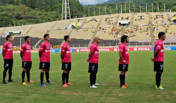 Le Deportivo Tachira en maillots roses