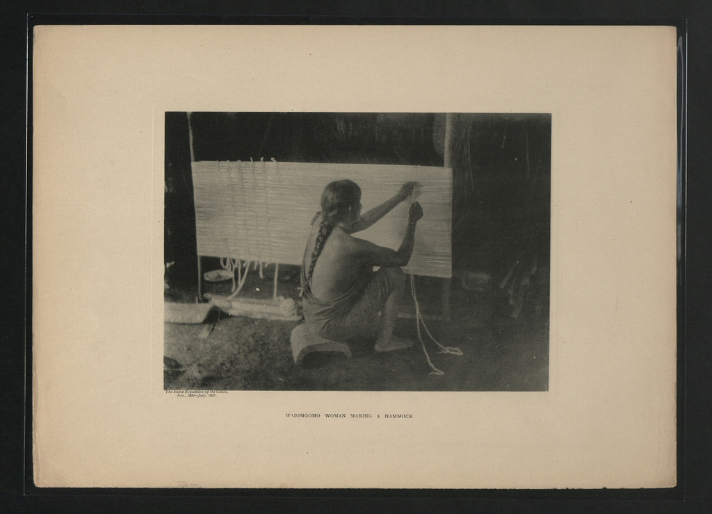Femme Waiomgomo tissant un hamac