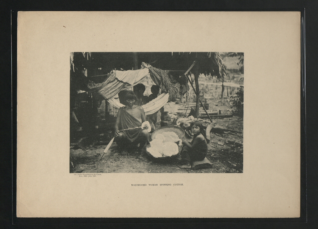 Femme Waiomgomo filant le coton